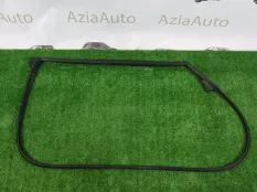 Уплотнитель двери задний правый Toyota Corolla