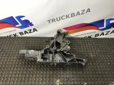 21116690 Кронштейн буксировочный правый Renault T