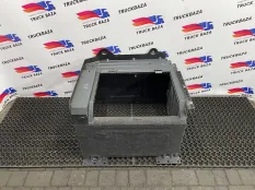 9608403105 Вещевой ящик правый