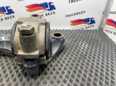 2290932 Кронштейн амортизатора нижний левый